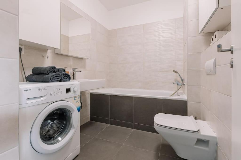 Stylish Apartment Retreat บราติสลาวา ภายนอก รูปภาพ